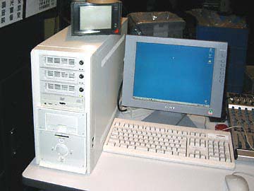 ノンリニア搭載のNT、左に本体、右に液晶とキーボード