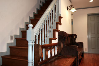 二階への階段と家具