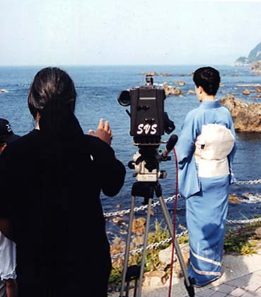 ロケ写真=日本海を背景に金田さんとせんり