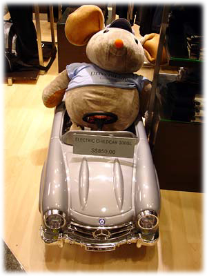 ベンツの電動子供自動車、熊のぬいぐるみが乗っています。
