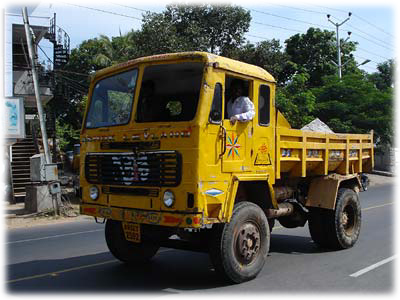 黄色いダンプカー状のトラック